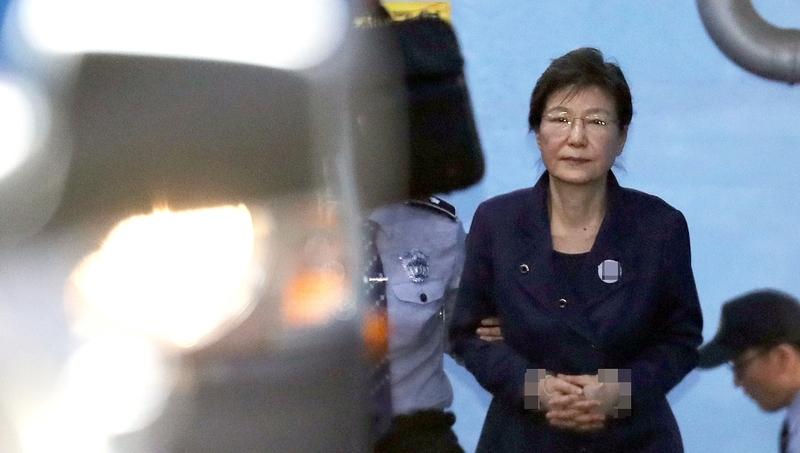 박근혜 전 대통령이 구속 연장 후 첫 공판을 마친 16일 오전 서울중앙지법을 나서고 있다.