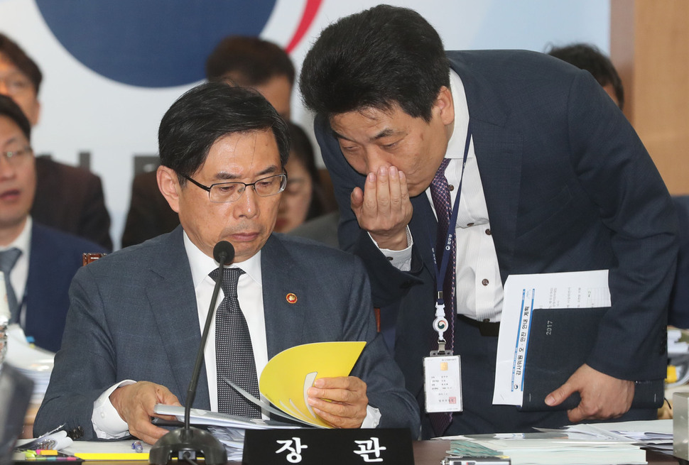 박상기 법무부 장관이 16일 오전 과천 법무부 청사에서 열린 국회 법제사법위원회 국정감사에서 의원들의 질의에 답하던 중 직원과 이야기하고 있다. 과천/신소영 기자 viator@hani.co.kr