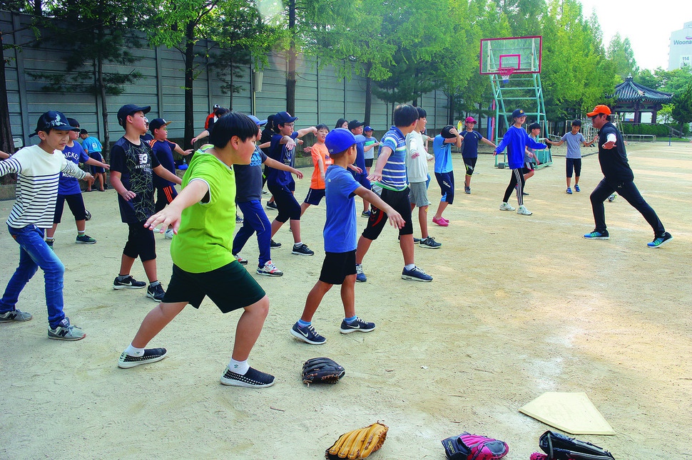 지난달 23일 경기도 수원 곡반초에서 진행한 '스재배리' 프로그램 참가 학생들이 티볼 훈련을 하고 심판 시그널의 동작과 구호를 연습하고 있다. 최화진 기자