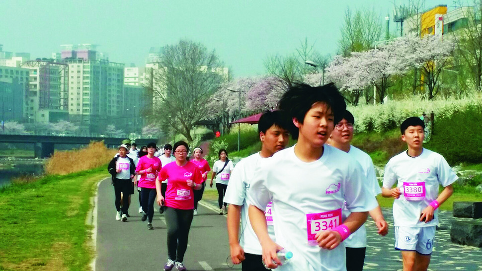 충북 청주 오창고는 학생, 학부모, 교사가 핑크런 마라톤 대회에 함께 참가했다. 오창고 제공