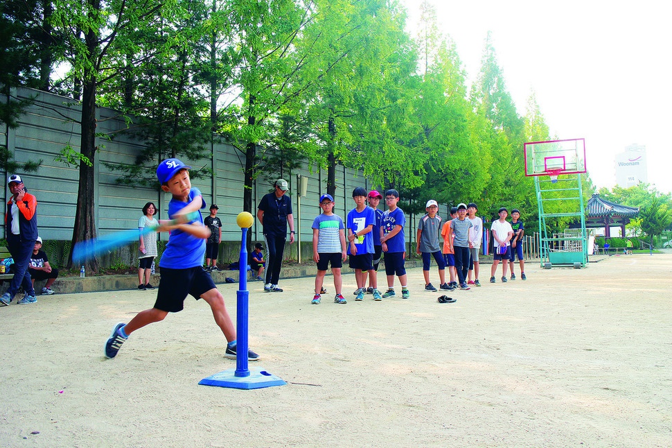 지난달 23일 경기도 수원 곡반초에서 진행한 '스재배리' 프로그램 참가 학생들이 티볼 훈련을 하고 심판 시그널의 동작과 구호를 연습하고 있다. 최화진 기자