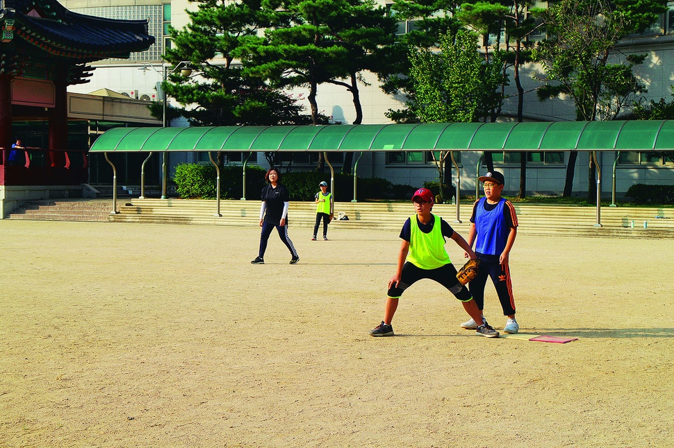 지난달 23일 경기도 수원 곡반초에서 진행한 '스재배리' 프로그램 참가 학생들이 티볼 훈련을 하고 심판 시그널의 동작과 구호를 연습하고 있다. 최화진 기자