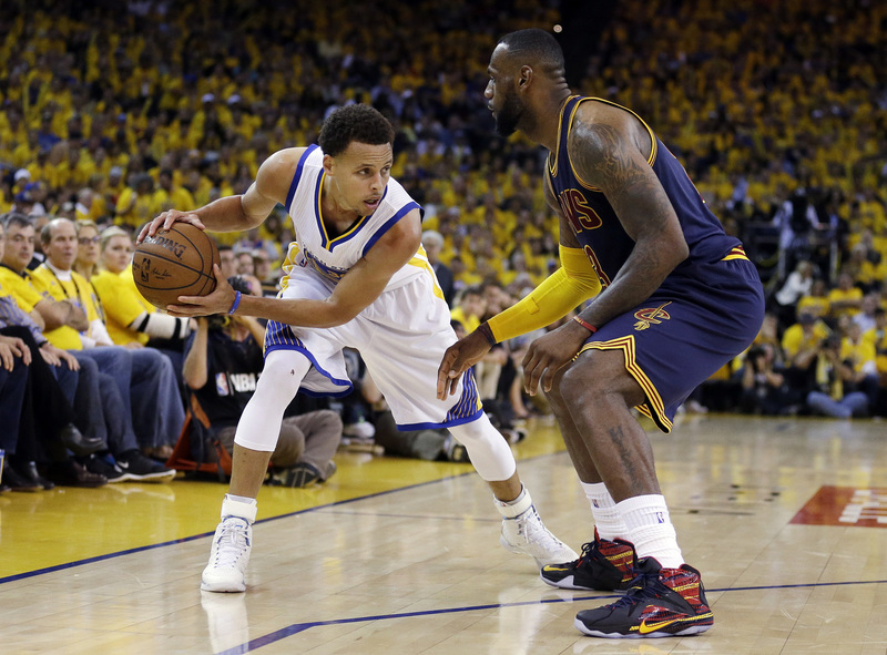 클리블랜드 캐벌리어스와 골든스테이트 워리어스가 지난해 미국프로농구(NBA) 역사상 최초로 3년 연속 파이널에서 만났다. 사진은 두 팀의 에이스 스테판 커리(왼쪽·골든스테이트)와 르브론 제임스(클리블랜드)의 경기 모습.   AP 연합뉴스