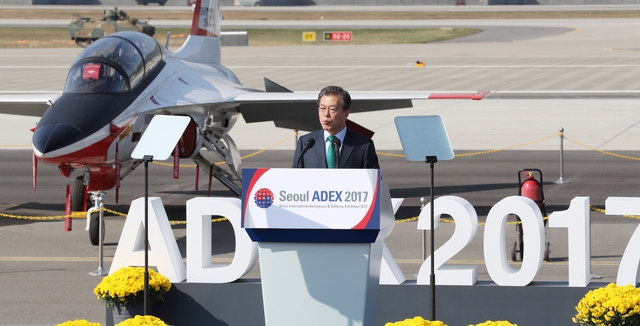문재인 대통령이 17일 오전 성남 서울공항에서 열린 ‘서울 아덱스(ADEX) 2017’ (국제 항공우주 및 방위산업 전시회) 개막식에서 기념사를 하고 있다. 연합뉴스