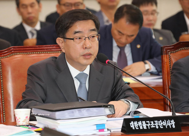 이헌 대한법률구조공단 이사장이 17일 국회에서 열린 법사위 대한법률구조공단·한국법무보호복지공단·정부법무공단 등에 대한 국정감사에서 의원들의 질의에 답변하고 있다. 연합뉴스