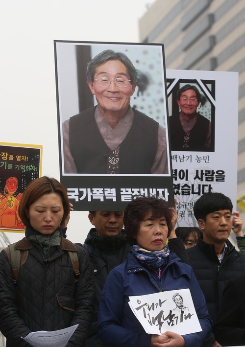 27일 서울 광화문 광장에서 백남기 투쟁본부 회원들이 기자회견을 열고 &#39;백남기 농민 사망 진상규명과 책임자처벌, 재발방지대책을 촉구하고 있다. 신소영 기자 viator@hani.co.kr