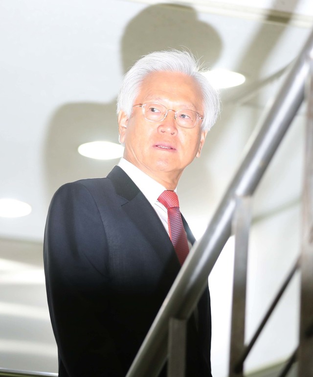 고영주 방송문화진흥회 이사장이 17일 오전 서울 서초동 서울중앙지법에서 열린 문재인 대통령 명예훼손 관련 2차 공판에 출석하려고 법정으로 향하고 있다. 백소아 기자 thanks@hani.co.kr
