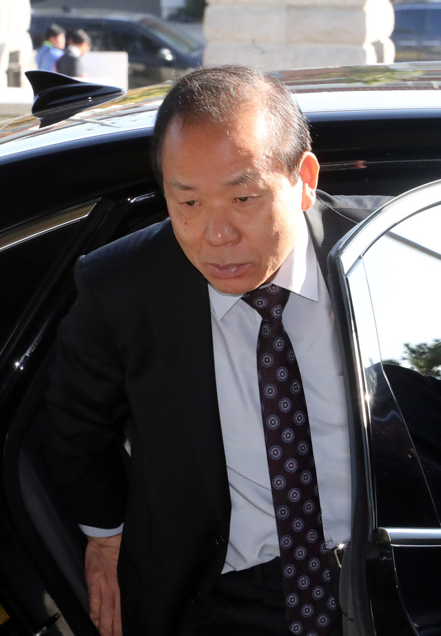 김이수 헌법재판소장 권한대행이 17일 서울 종로구 헌법재판소로 출근하고 있다.