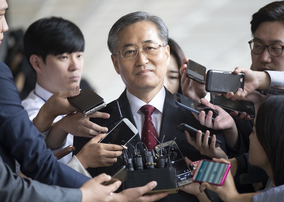‘이명박 정부 당시 국정원 정치개입 의혹’과 관련해 추명호 전 국정원 국장이 피의자 신분으로 조사를 받기 위해 27일 오전 서초구 서울중앙지검으로 들어서며 취재진 질문을 듣고 있다. 연합뉴스