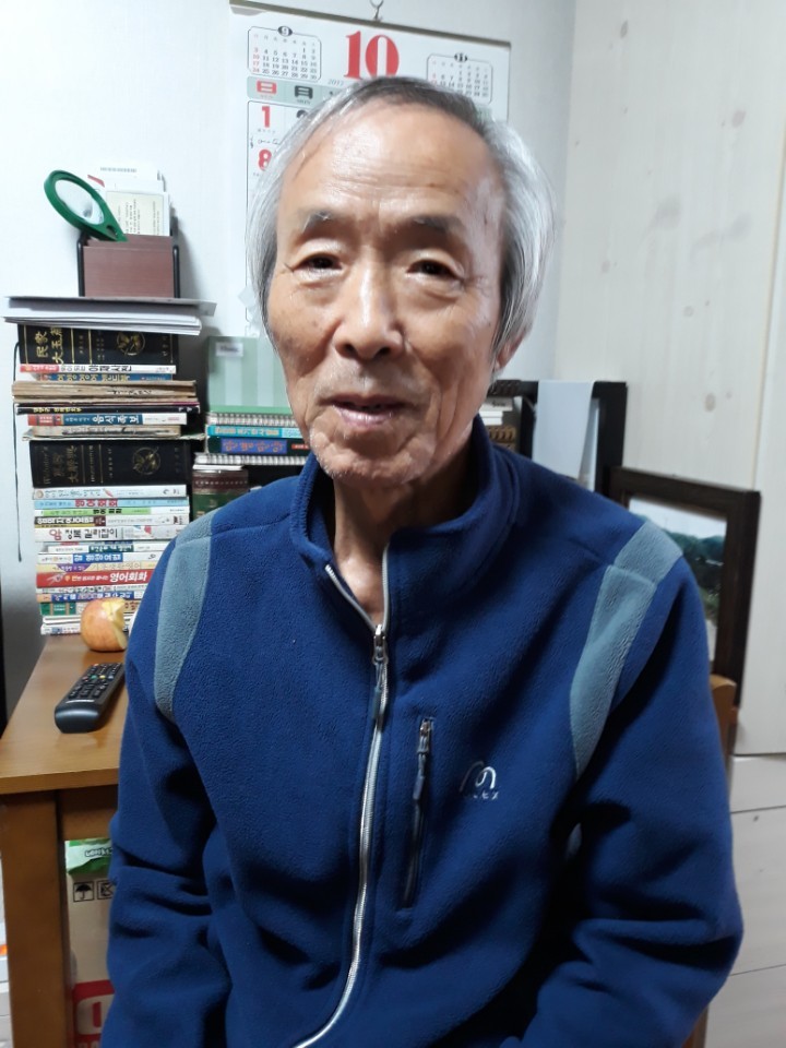 1980년 5·18 때 광주교도소 앞에서 공수부대의 차량 총격을 받고도 구사일생으로 목숨을 건진 이승을씨가 18일 광주 자택에서 당시 상황을 설명하고 있다. 정대하 기자