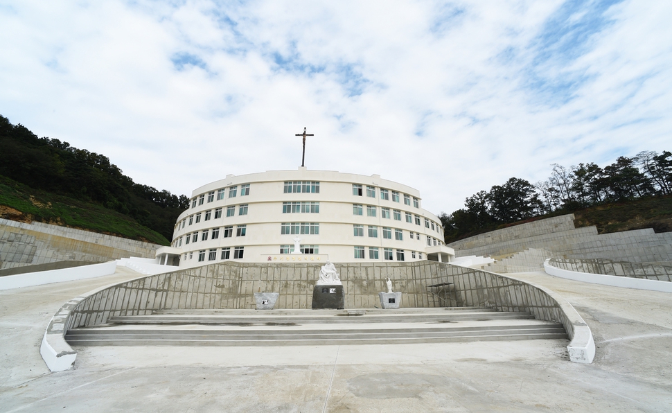 전국 무연고 사망자의 유골을 봉안할 추기경 정진석 센터 전경.예수의 꽃동네 유지재단 제공