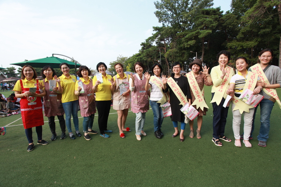 지난 23일 열린 `아이키우기 좋은마을 광산운동본부&#39; 출범식에서 윤난실 광산구공익활동센터장(왼쪽에서 일곱번째)이 병원아동보호사들과 환하게 웃고 있다.광산구공익활동지원센터 제공