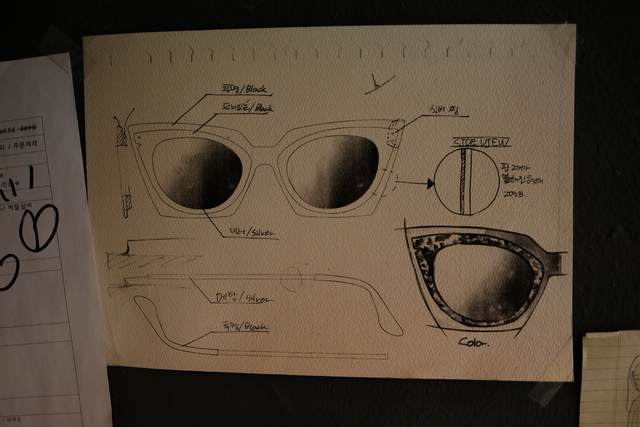 공방 벽에는 직접 디자인한 안경테의 도안이 빼곡하게 붙어 있다. 김미영 기자 kimmy@hani.co.kr