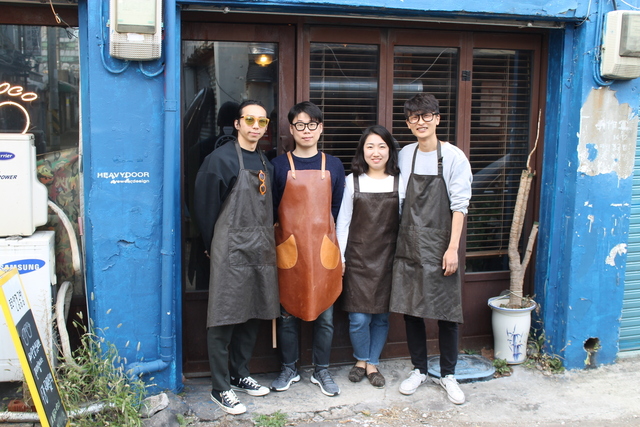 로코안경공방을 운영하고 있는 김명신(왼쪽부터)·신상균·박정미·김희준. 로코안경공방 제공.