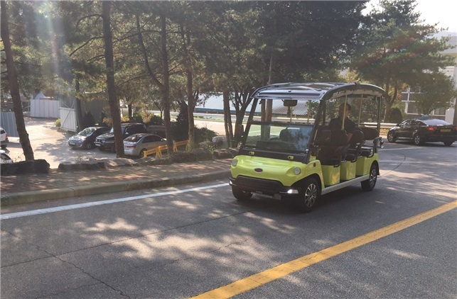 한국교통대가 국토정보공사 등과 공동 개발해 충주 캠퍼스에서 시범 운행하고 있는 자율주행 셔틀버스.한국교통대 제공