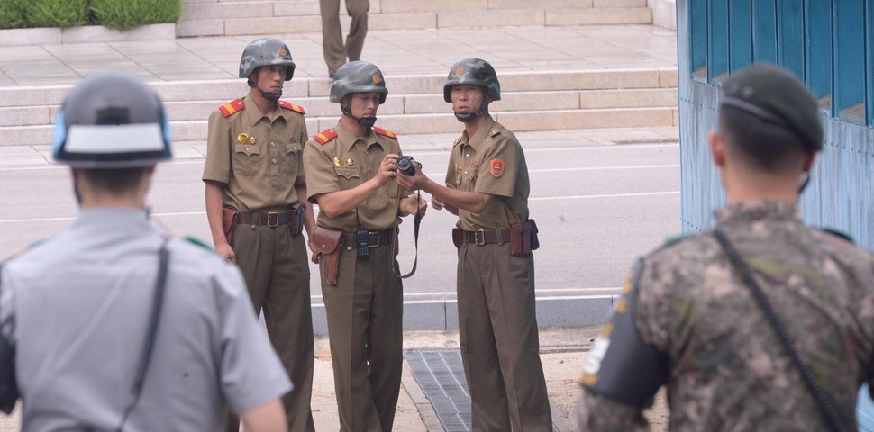 정전협정 64돌을 맞은 7월27일 판문점에서 한국군과 북한군 병사들이 마주 서있다. 사진공동취재단