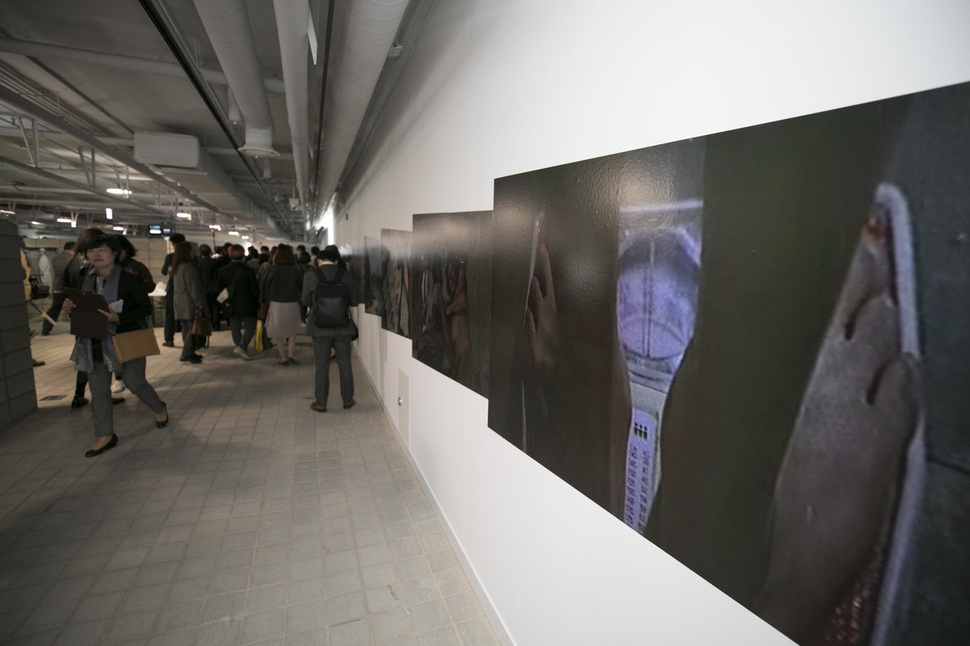 19일 오전 서울 영등포구 여의도 버스 환승센터 도로 아래로 위치한 대통령 경호용 비밀 벙커가 서울시립미술관의 전시문화 공간 ‘에쓰이엠에이 벙커’(SeMA Bunker)로 탈바꿈해, 개관식과 개관 기념 기획전이 열리고 있다. 이번 기획전 ‘여의도 모더니티’는 여의도를 중심으로 한국 사회의 근 현대화 과정을 보여준다. 김성광 기자 flysg2@hani.co.kr