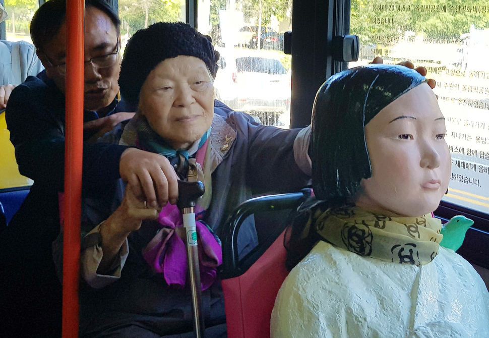 19일 오전 경기도 수원시 권선구 92번 시내버스에서 일본군 위안부 피해자 안점순(89) 할머니가 버스에 탄 ‘평화의 소녀상’을 어루만지고 있다. ‘평화의 소녀상’은 27일까지 시곡반정동에서 정자동을 오가는 92번 시내버스를 타고 일본군 위안부 피해 할머니들의 명예와 인권회복을 위한 메시지를 전할 예정이다. 수원/연합뉴스