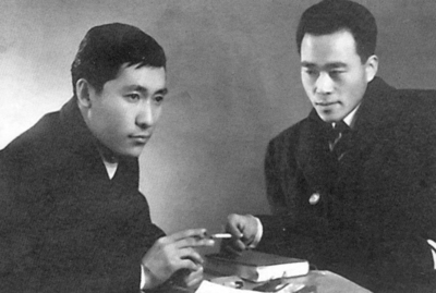1961년 프랑스에 머물며 제2회 파리청년비엔날레 첫 참가 때 김병기 대신 커미셔너 겸 출품 작가로 활동한 박서보(왼쪽)와 1963년 3회 파리비엔날레 커미셔너로 김창열의 젊은 시절 모습.