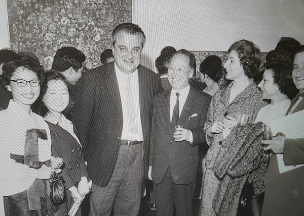 1958년 자크 라세뉴(왼쪽 셋째)의 초청으로 독일을 거쳐 파리에 정착한 이응노(오른쪽 넷째)는 65년 라세뉴가 심사위원장을 맡은 제8회 상파울루 비엔날레에서 명예대상인 특별상을 받았다. 62년 파리 파세티 갤러리에서 관장 라세뉴와 한국 화가 방혜자(왼쪽 둘째)가 이응노·박인경(맨왼쪽) 부부의 전시회 개막을 축하하고 있다. 대전이응노미술관 제공