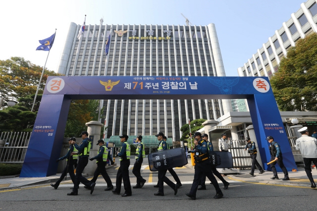각종 성범죄로 해직된 경찰관 가운데 절반은 소청심사 절차를 걸쳐 구제된 것으로 나타났다. 사진은 지난해 10월20일 오전 서울 서대문구 경찰청 앞에 경찰의 날을 기념하는 기념물이 세워져 있는 모습. 박종식 기자 anaki@hani.co.kr