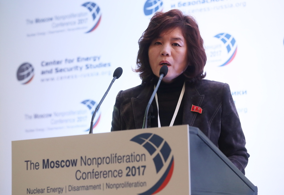 최선희 북한 외무성 북미국장이 지난 21일 러시아 경제안보연구센터에서 열린 ‘2017 모스크바 비확산회의’에서 발언하고 있다. 최 국장은 “미국과의 문제가 해결되기 전까지는 6자회담에 복귀하지 않겠다”고 말했다. 모스크바/타스 연합뉴스