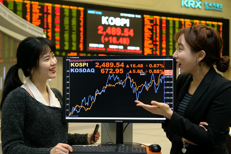 코스피는 지난 20일 2490에 육박해 2500 돌파 초읽기에 들어갔다. 한국거래소 제공