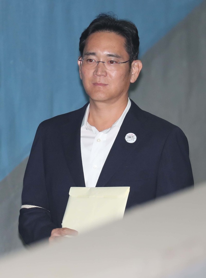 이재용 삼성전자 부회장이 지난 9월12일 오전 서울 서초구 서울중앙지법에서 열린 항소심 첫 공판에 출석하기 위해 법정으로 향하고 있다. 백소아 기자 thanks@hani.co.kr