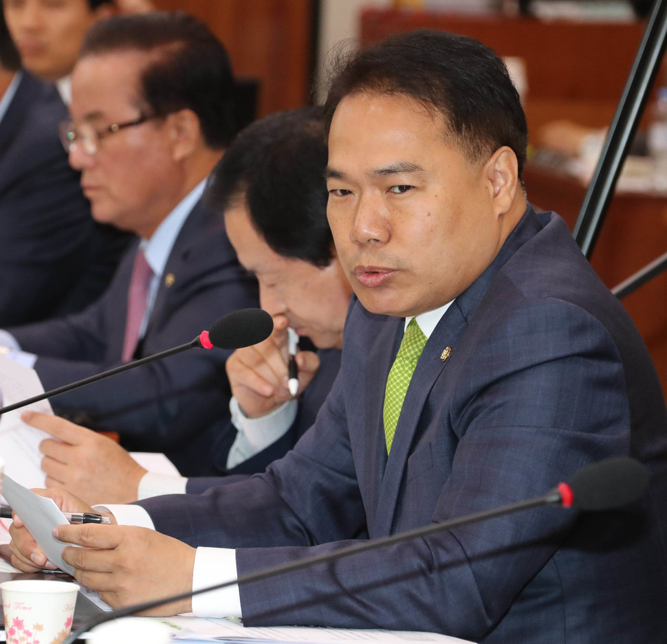 국민의당 이용주 의원이 17일 국회에서 열린 법사위 대한법률구조공단·한국법무보호복지공단·정부법무공단 등에 대한 국정감사에서 질의하고 있다.    연합뉴스