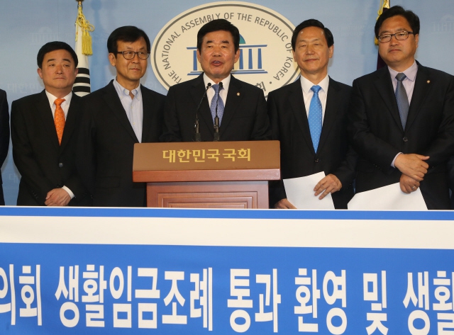 내년엔 영남지역 광역 지자체로는 처음으로 부산시가 생활임금을 도입키로 하고 8448원을 시급으로 결정했다. 사진은 지난 2014년 새정치민주연합 경기도지사 예비후보들이 국회 정론관에서 경기도의회 생활임금조례 통과를 환영하는 기자회견을 여는 모습. 이정우 선임기자 woo@hani.co.kr