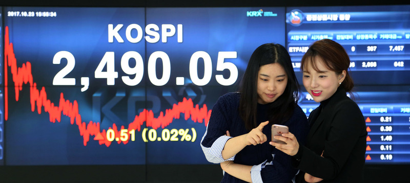 코스피는 23일 문을 열자마자 2500선과 포옹했으나 곧바로 이별한 채 다음 만남을 기약해야 했다.  한국거래소 제공