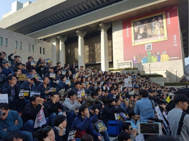 23일 오후 전국언론노조 <한국방송>·<문화방송>본부 파업 50일을 맞아 서울 세종문화회관 앞에서 노조의 연대집회가 열렸다.