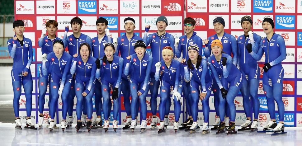 한국 남녀 스피드스케이팅 대표팀 선수들이 24일 태릉국제스케이트장에서 열린 미디어데이에서 파이팅을 외치고 있다. 여자 대표팀 막내 김민선(앞줄 가운데)과 올림픽 2연패를 일군 이상화(앞줄 오른쪽 둘째) 등 선수들의 표정이 밝다. 연합뉴스