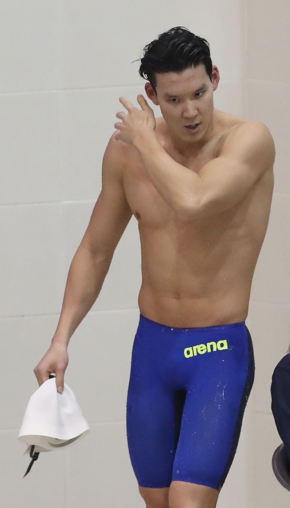 박태환이 24일 청주 실내수영장에서 열린 98회 전국체육대회 수영 남자일반부 자유형 400m에서 경기를 마친 뒤 밖으로 나서고 있다. 청주/연합뉴스