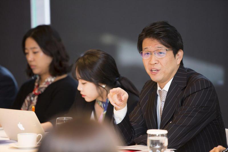 일본 공적연금의 미즈노 히로미치 최고투자책임자가 24일 세계여성이사협회 한국지부 1주년 기념 포럼에 참석해 여성친화기업에 대한 투자를 늘려야 한다고 밝히고 있다.   세계여성이사협회 한국지부 제공