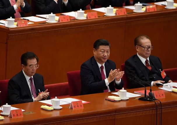 시진핑 중국 국가주석(가운데)이 24일 베이징 인민대회당에서 열린 19차 중국 공산당 전국대표대회 폐막식에서 박수를 치고 있다. 베이징/AFP 연합뉴스