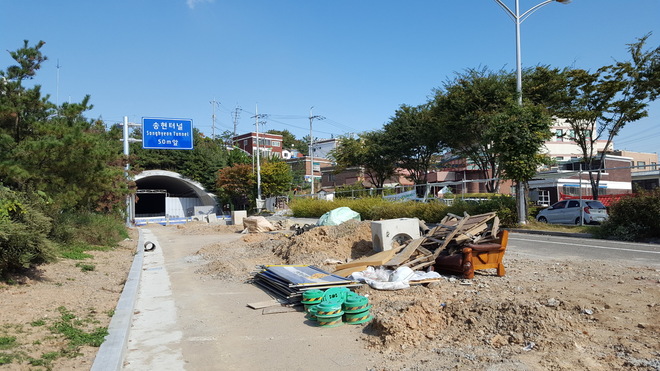 인천시가 11월 개통을 추진했던 ‘중구 신흥동 삼익아파트∼동구 동국제강(2.92㎞)’ 도로 2구간. 배다리마을 주민들의 도로 개통 반대 천막농성과 경찰의 교통안전시설 설치 검토안 ‘보류’ 결정에 공사가 중단된 상태다.