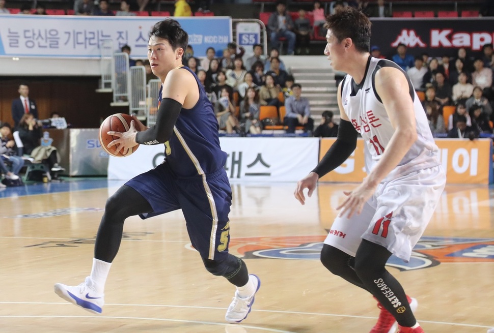 케이씨씨(KCC)이 이정현이 24일 전주체육관에서 열린 2017-2018 정관장 프로농구 케이지시(KGC)인삼공사와의 경기에서 질주하고 있다. 전주/연합뉴스