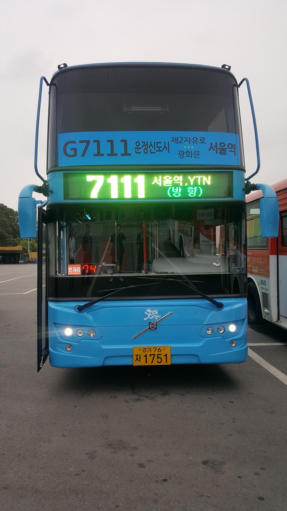 경기도 파주 운정새도시~서울역을 오가는 2층 광역버스. 파주시는 주말·공휴일에 운행하지 않은 2층 버스 일부를 관광명소인 금촌역~감악산 출렁다리 구간에 투입해 주민들로부터 좋은 반응을 얻고 있다. 파주시 제공