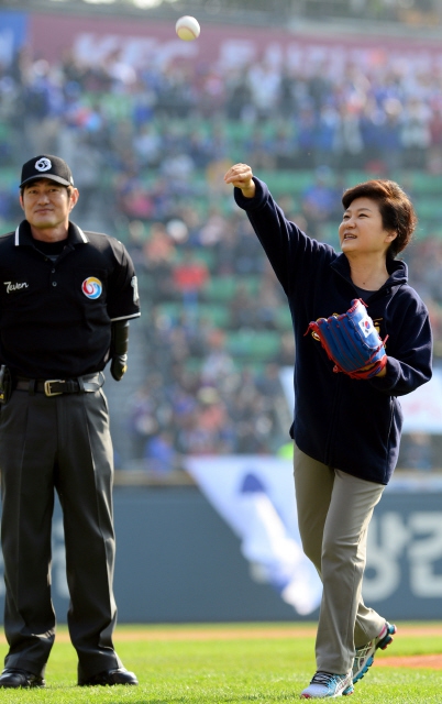 박근혜 전 대통령이 2013년 10월27일 잠실야구장에서 열린 프로야구 두산-삼성 한국시리즈 3차전에 시구자로 참석해 공을 던지고 있다. 청와대사진기자단