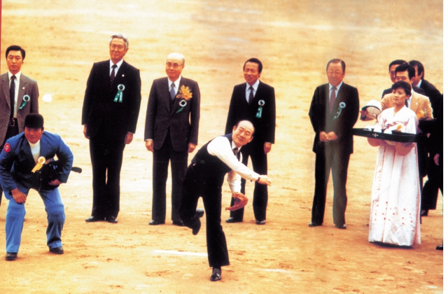 1982년 3월27일 서울 동대문야구장에서 문화방송 청룡과 삼성 라이온즈의 프로야구 개막 경기가 열렸다. 그때 전두환 전 대통령은 입가에 환한 미소를 머금은 채 폼나게 시구를 했다. 한겨레DB
