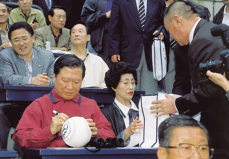 1995년 잠실야구장을 찾았던 고 김대중 대통령. 한겨레DB