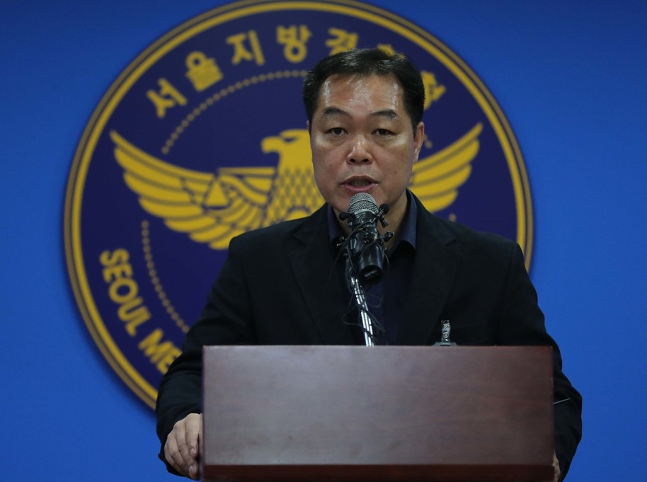 최영기 서울지방경찰청 특별조사계 경정이 25일 오전 서울 종로구 서울지방경찰청에서 ‘어금니 아빠’ 이영학 사건 피해자 여중생 실종사건에 대한 초동대처 부실 의혹 관련 감찰조사 결과를 발표하고 있다. 감찰 결과를 통해 경찰의 초동대응 실패가 피해자를 구할 수 있었던 골든타임을 놓친 데에 큰 영향을 미친 것으로 드러났다. 백소아 기자 thanks@hani.co.kr