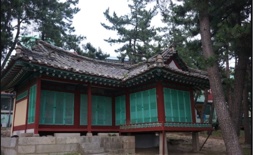 소방관 2명의 목숨을 앗아간 강릉 석란정 화재의 원인에 대해 ‘판별 불가’라는 국립과학수사연구원의 감정 결과가 나왔다. 사진은 석란정 화재 전 모습. 강원도소방본부 제공