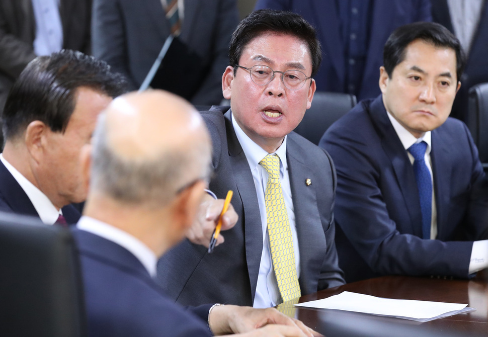 26일 오전 방송통신위원회를 방문한 자유한국당 정우택 원내대표가 이효성 위원장에게 삿대질을 하며 강하게 항의하고 있다.