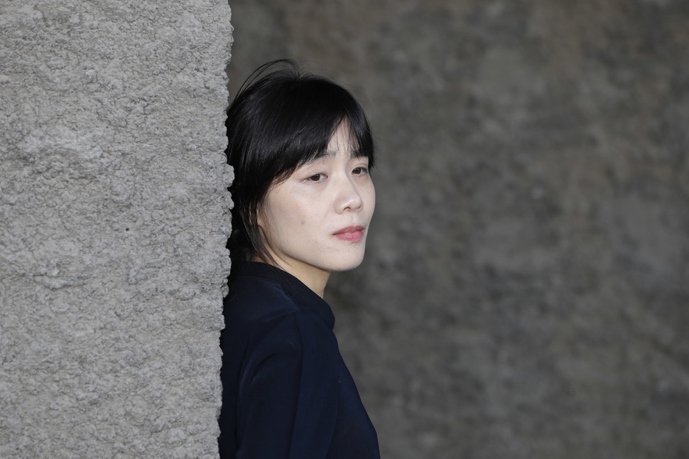 <당신의 신>과 <나는 염소가 처음이야> 등 신작 소설집 두권을 한꺼번에 낸 김숨. “내 또래 여성들의 결혼과 이혼을 둘러싼 상황을 보면서 구상했지만, 나 자신의 삶 역시 그에 겹쳐서 나온 작품이 표제작 ‘이혼’”이라고 말했다. 이정아 기자 leej@hani.co.kr