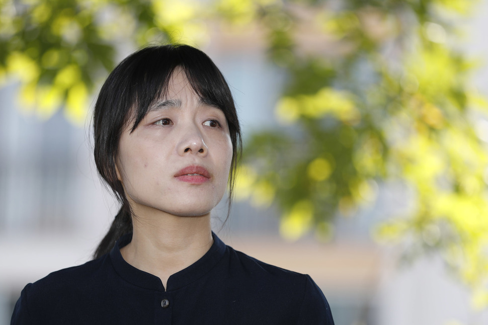 신작 소설집 <당신의 신>과 <나는 염소가 처음이야>를 펴낸 소설가 김숨이 25일 오후 서울 마포구 한겨레신문사에서 인터뷰하고 있다. 이정아 기자 leej@hani.co.kr