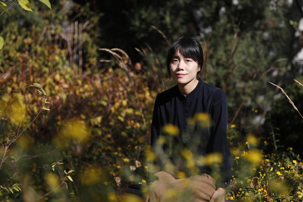 신작 소설집 <당신의 신>과 <나는 염소가 처음이야>를 펴낸 소설가 김숨이 25일 오후 서울 마포구 한겨레신문사에서 인터뷰하고 있다. 이정아 기자 leej@hani.co.kr