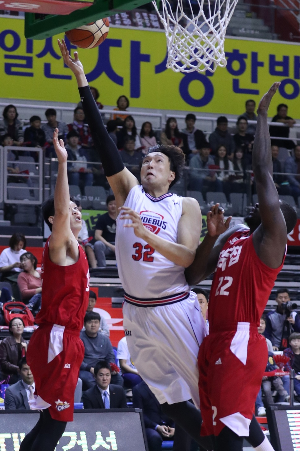 현대모비스의 이종현(가운데)이 26일 고양체육관에서 열린 2017-2018 정관장 프로농구 오리온과의 경기에서 골밑슛을 하고 있다. 고양/연합뉴스