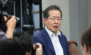 [한겨레 사설] 무책임하기 짝이 없는 홍준표 대표의 ‘전술핵 구걸’